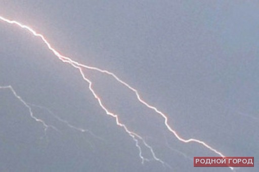 Молния подожгла деревянную опору ЛЭП в Волгоградской области