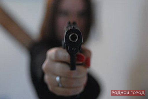 Волгоградка ограбила 63-летнюю пенсионерку, угрожая ей пистолетом
