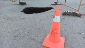 В Советском районе Волгограда огородили провал на дороге