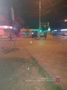 На севере Волгограда ВАЗ сбил 19-летнего пешехода и скрылся