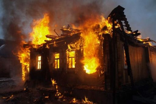 Волгоградка поджигала дома соседей и сама же помогала им тушить пожар