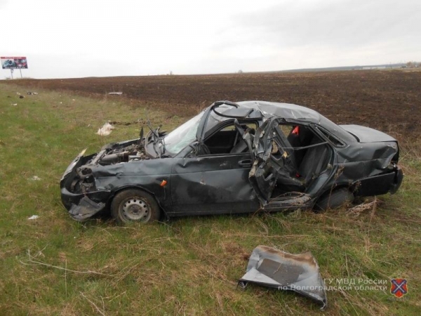 В Урюпинске водитель Lada Priora погиб в опрокинувшемся авто