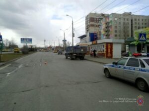 В центре Волгограда под машины попали парень и девушка