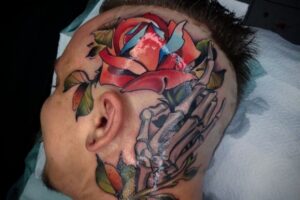 Волгоградец похвастался в Сети цветной татуировкой на полголовы