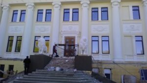 Завершена реставрация скульптур львов в волгоградском НЭТе