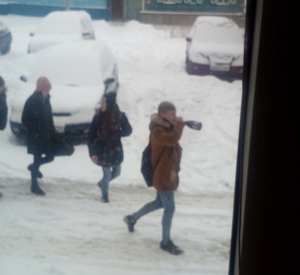 Волгоградцы обсуждают в соцсетях школьников, пьющих шампанское перед уроками