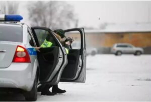 Лишенный прав 21-летний хуторянин в пьяном виде наехал на сотрудника полиции