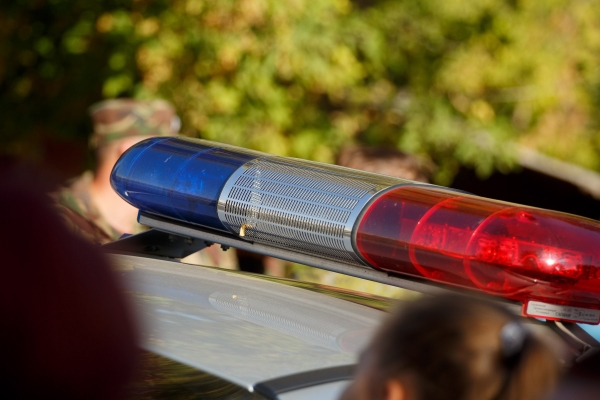 Волгоградец кулаком разбил заднее стекло в машине стражей порядка