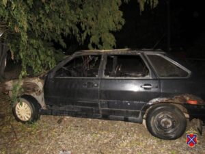 Под Волгоградом задержали подозреваемых в поджоге автомобиля