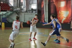 Молодые волгоградские баскетболисты не сумели отобрать очки у питерцев