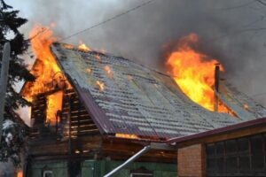 Неизвестный поджег жилой дом в Волжском: пострадала женщина