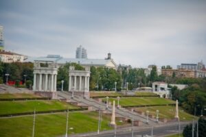 На Центральной набережной в Волгограде приступили к монтажу сцены