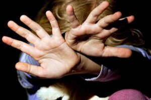 Под Волгоградом 28-летняя мать избивала 9-летнюю дочь из-за оценок