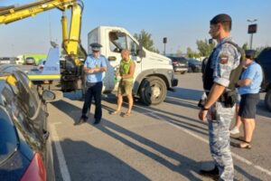 В Волгограде на парковке ТРЦ судебные приставы арестовали 10 машин