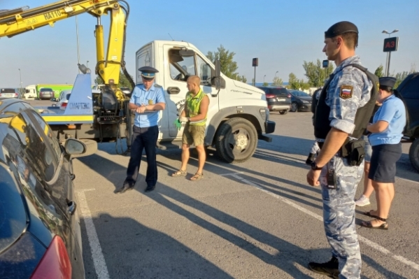 В Волгограде на парковке ТРЦ судебные приставы арестовали 10 машин
