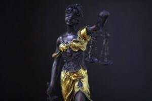 Волгоградскому экс-следователю дали год колонии за подделку документов