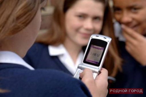72-летний волгоградец совращал школьниц неприличными фото