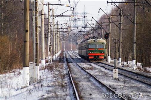 В Волгограде машинист нашел на рельсах под мостом тело мужчины