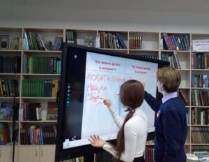 Камышинская модельная библиотека помогает школьникам освоить интернет