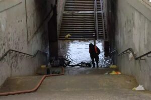 В Дзержинском районе коммунальщики откачивают воду в подземном переходе на Шекснинской