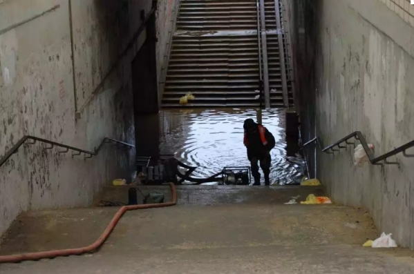 В Дзержинском районе коммунальщики откачивают воду в подземном переходе на Шекснинской
