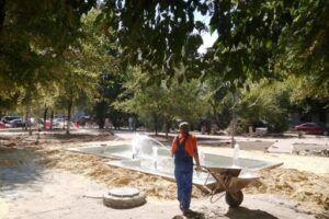 В Волгограде возле кафедрального собора и поликлиники №4 обновляют скверы