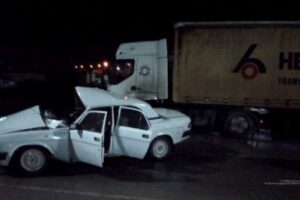 В Волжском ночью ГАЗ на встречке врезался в фуру: погиб водитель