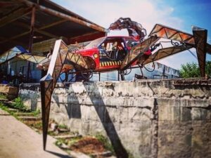 Скульптор из Волгограда сделал автомобиль на паучьих лапах