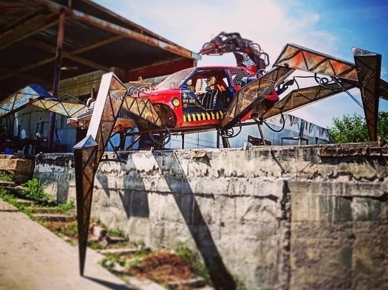 Скульптор из Волгограда сделал автомобиль на паучьих лапах