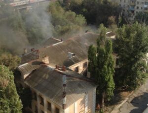 На улице Буханцева в Волгограде загорелась школа