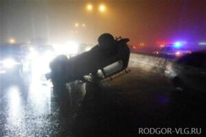 В Волгограде 65-летний водитель пострадал, перевернувшись на «Ниве»