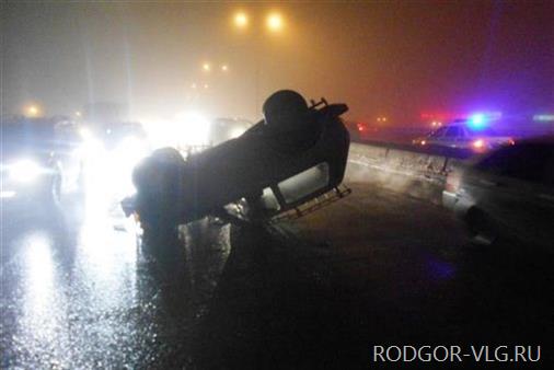 В Волгограде 65-летний водитель пострадал, перевернувшись на «Ниве»