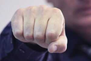 Под Волгоградом 43-летней женщине сосед переломал рёбра