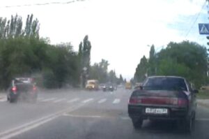 В Волжском пьяный водитель пытался скрыться на похищенном авто