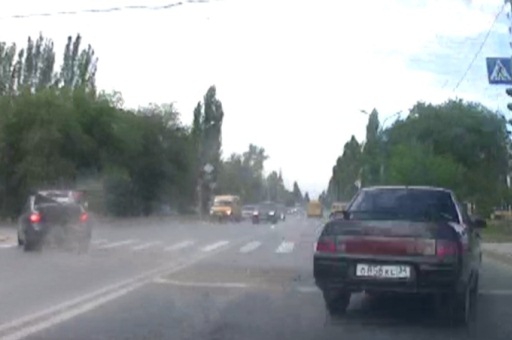 В Волжском пьяный водитель пытался скрыться на похищенном авто
