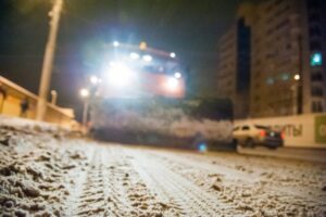 Волгоградские дороги от снега и гололеда чистят 56 спецмашин