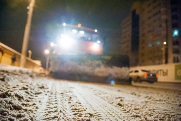 Волгоградские дороги от снега и гололеда чистят 56 спецмашин