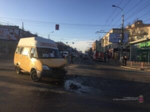 Школьница и пенсионерка пострадали в аварии в центре Волгограда