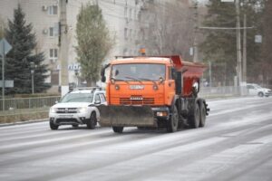 Дороги Волгограда обрабатывают 66 спецмашин