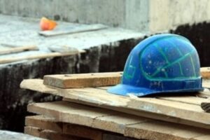 В Волгограде электромонтажник сломал позвоночник по вине работодателя