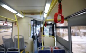 Волгоградец разбил камнем стекло проезжавшего мимо автобуса № 55