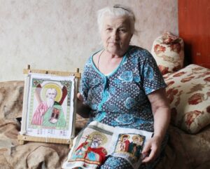 72-летняя волгоградка вручную вышивает иконы святых ангелов-хранителей