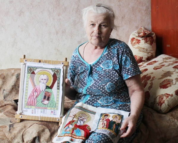 72-летняя волгоградка вручную вышивает иконы святых ангелов-хранителей