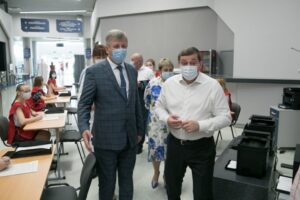 Губернатор проверил работу самого крупного прививочного центра в Волгограде