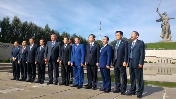 Дмитрий Рогозин, Ван Ян и Андрей Бочаров возложили цветы на Мамаевом кургане