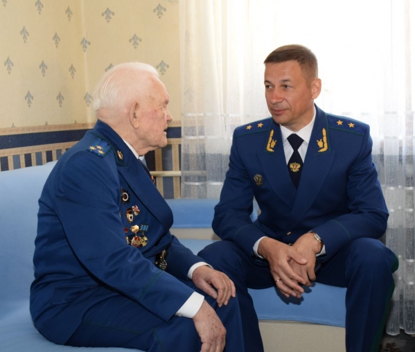 Прокурор Волгоградской области поздравил с днем рождения ветерана