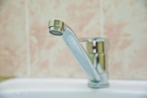 В Ворошиловском районе Волгограда жители многоэтажки остались без воды