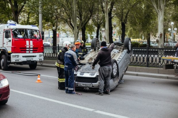 В центре Волгограда перевернулся автомобиль