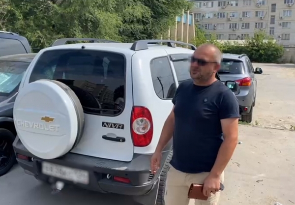 Полиция поймала волгоградца, съехавшего на машине с лестницы набережной