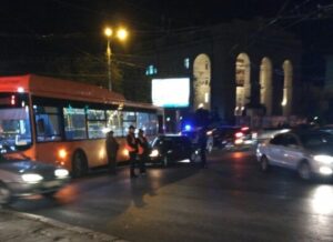 «Лада-Приора» заблокировала движение машин в центре Волгограда